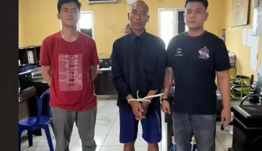 Sebuah insiden tragis terjadi di Bengkulu Utara, Provinsi Bengkulu, di mana seorang adik laki-laki nekat menembak kakaknya sendiri. Peristiwa yang menggemparkan ini dipicu oleh dugaan kesal sang adik karena anjing dan ayam miliknya diracun oleh kakaknya. Motif tersebut terungkap setelah pihak kepolisian melakukan penyelidikan dan memeriksa para saksi. Kasus ini menyoroti pentingnya pengendalian emosi dan penyelesaian konflik dengan cara yang damai, serta mengingatkan akan bahaya senjata api yang dapat berujung pada tragedi. ## Kronologi Kejadian dan Motif Pembunuhan Peristiwa ini terjadi pada [Tanggal kejadian] di [Lokasi kejadian]. Korban, [Nama korban], ditemukan tewas di kediamannya akibat luka tembak di bagian [Bagian tubuh yang terkena tembakan]. Pelaku, [Nama pelaku], langsung menyerahkan diri ke pihak kepolisian setelah melakukan aksinya. Berdasarkan hasil penyidikan, motif pembunuhan ini dipicu oleh rasa kesal pelaku terhadap korban. Pelaku merasa bahwa korban telah meracuni anjing dan ayam peliharaannya. Motif ini semakin diperkuat oleh keterangan saksi yang melihat pelaku sedang mencari senjata api sebelum melakukan penembakan. ## Peranan Anjing dan Ayam dalam Konflik Anjing dan ayam, meskipun tampak sederhana, ternyata memiliki peran penting dalam konflik ini. Anjing dan ayam, bagi sebagian orang, bukan hanya hewan peliharaan, tetapi juga teman, bahkan keluarga. Rasa sayang dan keterikatan yang kuat terhadap hewan peliharaan dapat memicu emosi yang intens, terutama ketika hewan tersebut mengalami kerugian, seperti diracun. Dalam konteks ini, anjing dan ayam milik pelaku bukan hanya hewan, tetapi simbol dari rasa sayang dan kepercayaan yang dikhianati oleh korban. Perasaan marah dan dendam yang dipicu oleh dugaan peracunan hewan peliharaan dapat menjadi pemicu utama tindakan impulsif seperti penembakan. ## Peran Emosi dalam Pemicu Tindakan Impulsif Rasa kesal dan dendam yang dipicu oleh dugaan peracunan anjing dan ayam dapat memicu emosi yang intens dan sulit dikendalikan. Emosi negatif yang meluap-luap ini dapat membuat seseorang bertindak secara impulsif dan tanpa memikirkan konsekuensinya. Dalam kasus ini, pelaku mungkin merasa terpojok dan terluka oleh tindakan korban. Kekecewaan dan rasa marah yang dipendam akhirnya meledak dan mendorongnya untuk mengambil tindakan ekstrem. ## Bahaya Senjata Api dan Dampaknya pada Kejahatan Kejadian ini juga menyoroti bahaya senjata api dan mudahnya akses terhadap senjata tersebut. Senjata api, meskipun dirancang untuk melindungi, dapat menjadi alat kejahatan yang mematikan jika tidak digunakan dengan bijak. Kemudahan akses terhadap senjata api dapat memperburuk situasi konflik dan memicu tindakan kekerasan. Dalam kasus ini, pelaku mungkin tidak akan tega menembak korban jika tidak memiliki senjata api. ## Dampak Psikologis Tragedi Ini Tragedi ini tidak hanya berdampak buruk bagi keluarga korban, tetapi juga bagi pelaku. Pelaku, setelah melakukan perbuatannya, pasti merasa menyesal dan terbebani oleh rasa bersalah. Peristiwa ini dapat memicu trauma dan gangguan psikologis bagi kedua belah pihak. Penting untuk memberikan dukungan mental dan emosional bagi keluarga korban dan pelaku agar mereka dapat melewati masa sulit ini. ## Kesimpulan Tragedi penembakan di Bengkulu Utara ini merupakan bukti nyata bahwa konflik keluarga dapat berujung pada kekerasan dan kematian. Rasa kesal dan dendam yang tidak terkendali dapat memicu tindakan impulsif yang merugikan semua pihak. Kasus ini juga mengingatkan kita akan bahaya senjata api dan pentingnya untuk mengendalikan emosi dan menyelesaikan konflik dengan cara yang damai. Penting untuk membangun komunikasi yang baik di dalam keluarga dan masyarakat agar dapat mencegah terjadinya tragedi serupa di masa depan.